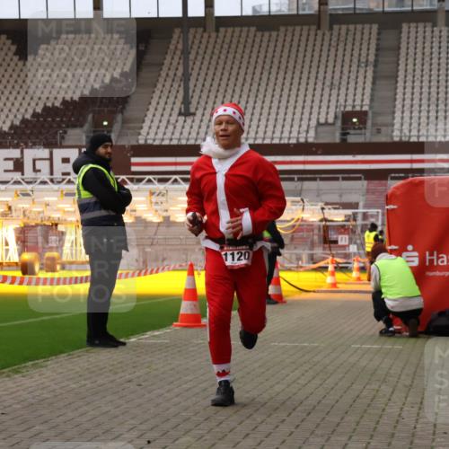 08.12.2024 - St. Pauli X-Mass-Run No. 14 Yannick Fuchs http://msf.ph/oto/7472906 08.12.2024 09:53:01 Ziel 1120 meine-sportfotos.de