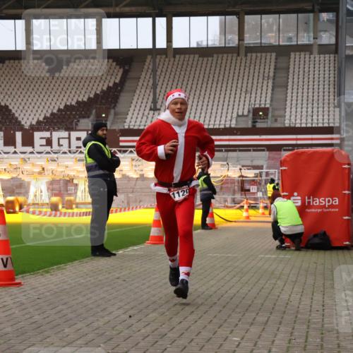 08.12.2024 - St. Pauli X-Mass-Run No. 14 Yannick Fuchs http://msf.ph/oto/7472917 08.12.2024 09:53:02 Ziel 1120 meine-sportfotos.de