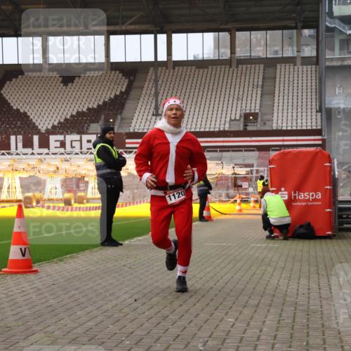 08.12.2024 - St. Pauli X-Mass-Run No. 14 Yannick Fuchs http://msf.ph/oto/7472923 08.12.2024 09:53:02 Ziel 1120 meine-sportfotos.de