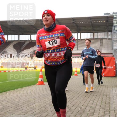 08.12.2024 - St. Pauli X-Mass-Run No. 14 Yannick Fuchs http://msf.ph/oto/7472924 08.12.2024 10:07:10 Ziel 129, 151, 165, 892, 1007, 1124, 1426, 1720, 2062, 2099, 2208, 2212, 2346, 2843, 2861, 2888, 3153, 3338, 3342 meine-sportfotos.de