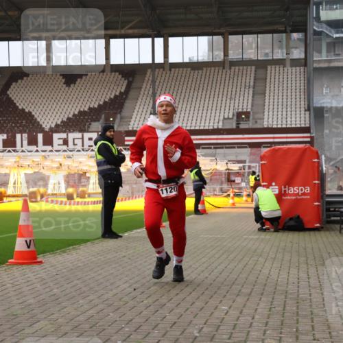 08.12.2024 - St. Pauli X-Mass-Run No. 14 Yannick Fuchs http://msf.ph/oto/7472926 08.12.2024 09:53:02 Ziel 1120 meine-sportfotos.de