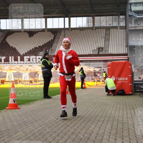 08.12.2024 - St. Pauli X-Mass-Run No. 14 Yannick Fuchs http://msf.ph/oto/7472929 08.12.2024 09:53:02 Ziel 1120 meine-sportfotos.de