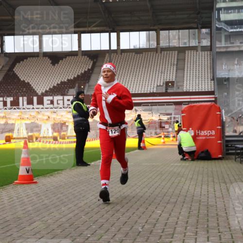 08.12.2024 - St. Pauli X-Mass-Run No. 14 Yannick Fuchs http://msf.ph/oto/7472933 08.12.2024 09:53:02 Ziel 1120 meine-sportfotos.de