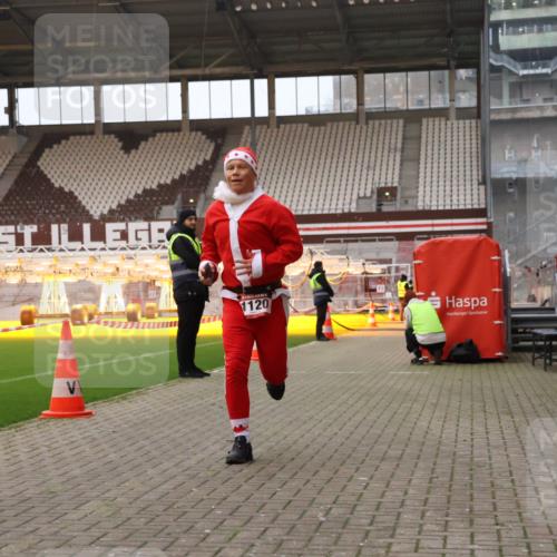 08.12.2024 - St. Pauli X-Mass-Run No. 14 Yannick Fuchs http://msf.ph/oto/7472936 08.12.2024 09:53:02 Ziel 1120 meine-sportfotos.de