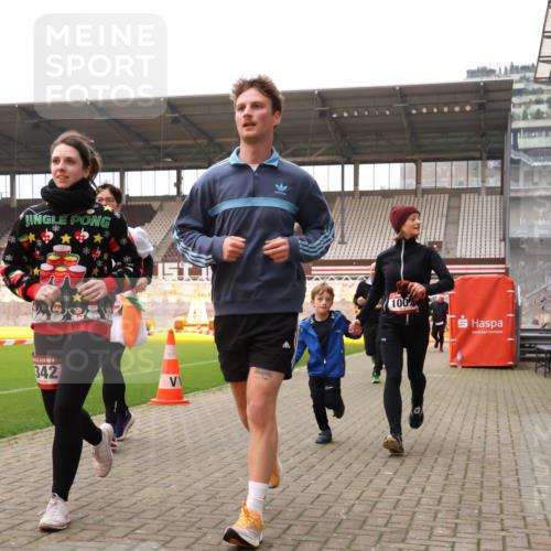 08.12.2024 - St. Pauli X-Mass-Run No. 14 Yannick Fuchs http://msf.ph/oto/7472944 08.12.2024 10:07:11 Ziel 129, 151, 165, 892, 1007, 1124, 1426, 1720, 2099, 2208, 2212, 2346, 2843, 2861, 2888, 3153, 3338, 3342 meine-sportfotos.de