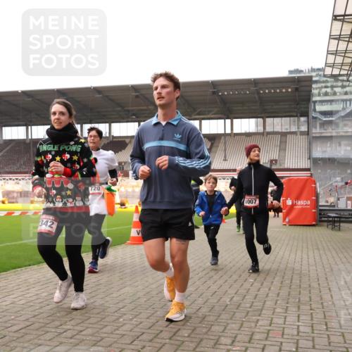 08.12.2024 - St. Pauli X-Mass-Run No. 14 Yannick Fuchs http://msf.ph/oto/7472952 08.12.2024 10:07:12 Ziel 129, 151, 165, 892, 1007, 1124, 1426, 1720, 2099, 2208, 2212, 2346, 2843, 2861, 2888, 3153, 3338, 3342 meine-sportfotos.de