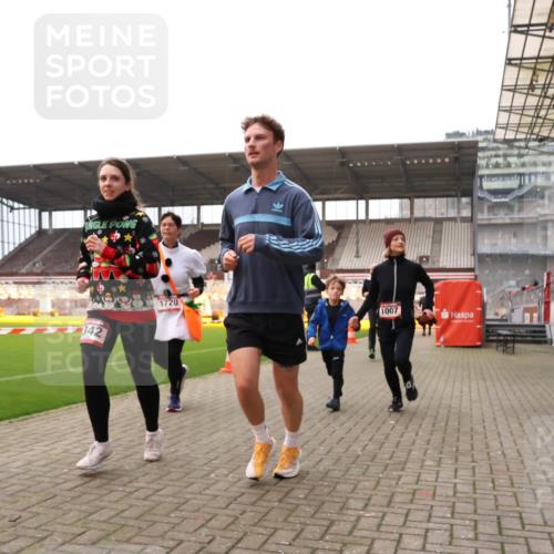 08.12.2024 - St. Pauli X-Mass-Run No. 14 Yannick Fuchs http://msf.ph/oto/7472956 08.12.2024 10:07:12 Ziel 129, 151, 165, 892, 1007, 1124, 1426, 1720, 2099, 2208, 2212, 2346, 2843, 2861, 2888, 3153, 3338, 3342 meine-sportfotos.de