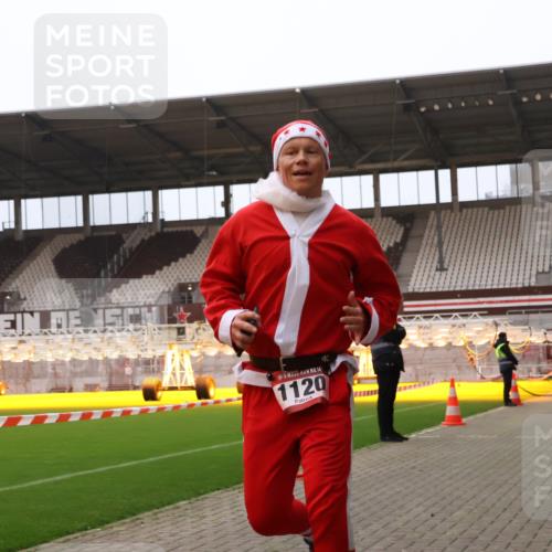 08.12.2024 - St. Pauli X-Mass-Run No. 14 Yannick Fuchs http://msf.ph/oto/7472966 08.12.2024 09:53:03 Ziel 1120 meine-sportfotos.de