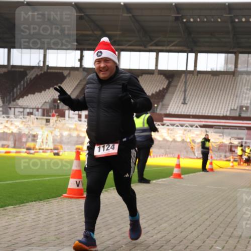 08.12.2024 - St. Pauli X-Mass-Run No. 14 Yannick Fuchs http://msf.ph/oto/7473112 08.12.2024 10:07:21 Ziel 129, 165, 892, 1007, 1124, 1426, 1720, 2099, 2208, 2861, 3153, 3338, 3342 meine-sportfotos.de