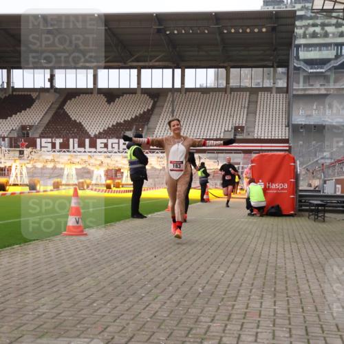 08.12.2024 - St. Pauli X-Mass-Run No. 14 Yannick Fuchs http://msf.ph/oto/7473122 08.12.2024 09:53:30 Ziel 183, 859, 1818, 2084, 2844, 3023, 3307 meine-sportfotos.de