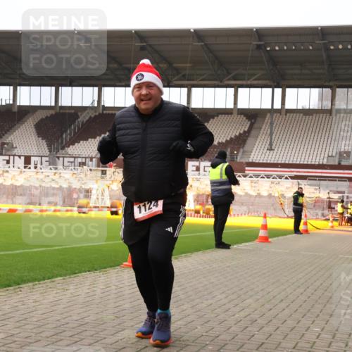 08.12.2024 - St. Pauli X-Mass-Run No. 14 Yannick Fuchs http://msf.ph/oto/7473124 08.12.2024 10:07:21 Ziel 129, 165, 892, 1007, 1124, 1426, 1720, 2099, 2208, 2861, 3153, 3338, 3342 meine-sportfotos.de