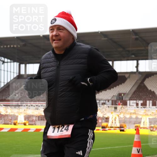 08.12.2024 - St. Pauli X-Mass-Run No. 14 Yannick Fuchs http://msf.ph/oto/7473152 08.12.2024 10:07:22 Ziel 129, 165, 892, 1007, 1124, 1426, 1720, 2099, 2208, 3153, 3338, 3342 meine-sportfotos.de