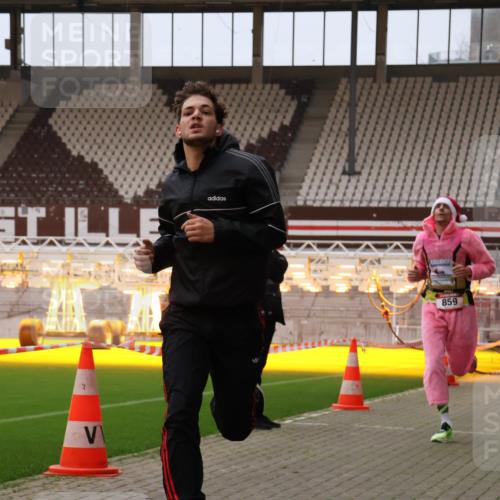 08.12.2024 - St. Pauli X-Mass-Run No. 14 Yannick Fuchs http://msf.ph/oto/7473264 08.12.2024 09:53:36 Ziel 183, 859, 1818, 2084, 2844, 3023 meine-sportfotos.de
