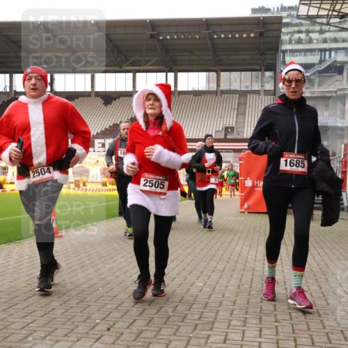 08.12.2024 - St. Pauli X-Mass-Run No. 14 Yannick Fuchs http://msf.ph/oto/7473279 08.12.2024 10:07:44 Ziel 9, 11, 1092, 1152, 1153, 1274, 1297, 1685, 1867, 2350, 2501, 2504, 2505 meine-sportfotos.de