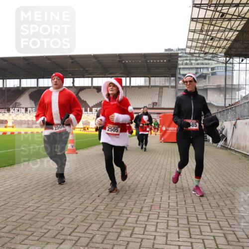 08.12.2024 - St. Pauli X-Mass-Run No. 14 Yannick Fuchs http://msf.ph/oto/7473290 08.12.2024 10:07:44 Ziel 9, 11, 1092, 1152, 1153, 1274, 1297, 1685, 1867, 2350, 2501, 2504, 2505 meine-sportfotos.de