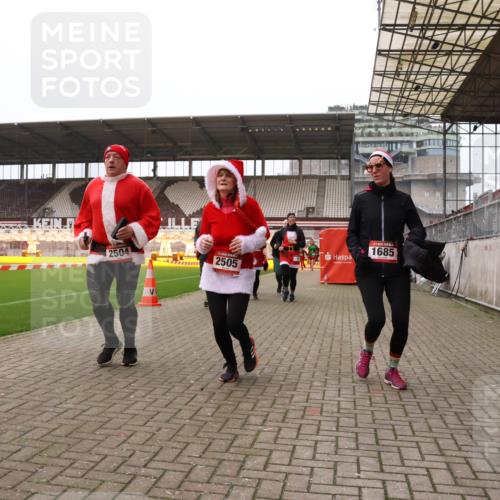 08.12.2024 - St. Pauli X-Mass-Run No. 14 Yannick Fuchs http://msf.ph/oto/7473294 08.12.2024 10:07:44 Ziel 9, 11, 1092, 1152, 1153, 1274, 1297, 1685, 1867, 2350, 2501, 2504, 2505 meine-sportfotos.de