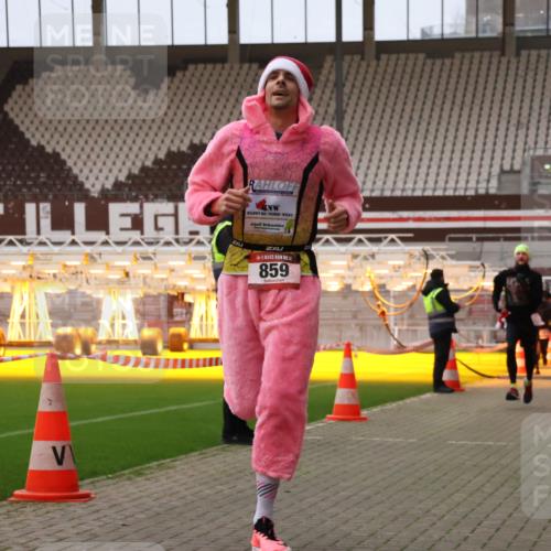 08.12.2024 - St. Pauli X-Mass-Run No. 14 Yannick Fuchs http://msf.ph/oto/7473299 08.12.2024 09:53:38 Ziel 183, 859, 1818, 2084, 2844, 3023 meine-sportfotos.de