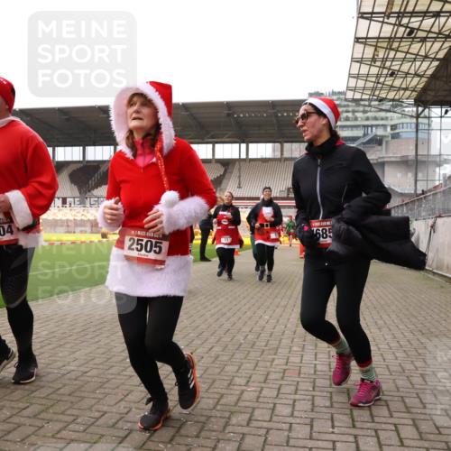 08.12.2024 - St. Pauli X-Mass-Run No. 14 Yannick Fuchs http://msf.ph/oto/7473301 08.12.2024 10:07:45 Ziel 9, 11, 1092, 1152, 1153, 1274, 1297, 1685, 1867, 2350, 2501, 2504, 2505, 3010, 3012 meine-sportfotos.de