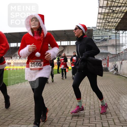 08.12.2024 - St. Pauli X-Mass-Run No. 14 Yannick Fuchs http://msf.ph/oto/7473309 08.12.2024 10:07:45 Ziel 9, 11, 1092, 1152, 1153, 1274, 1297, 1685, 1867, 2350, 2501, 2504, 2505, 3010, 3012 meine-sportfotos.de