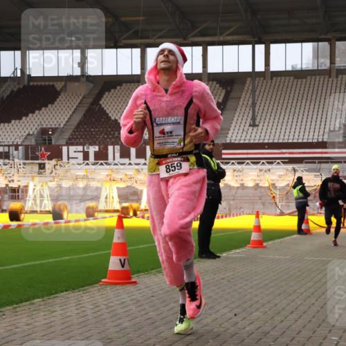 08.12.2024 - St. Pauli X-Mass-Run No. 14 Yannick Fuchs http://msf.ph/oto/7473322 08.12.2024 09:53:39 Ziel 183, 859, 1818, 2084, 2844, 3023 meine-sportfotos.de