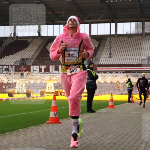 08.12.2024 - St. Pauli X-Mass-Run No. 14 Yannick Fuchs http://msf.ph/oto/7473326 08.12.2024 09:53:39 Ziel 183, 859, 1818, 2084, 2844, 3023 meine-sportfotos.de