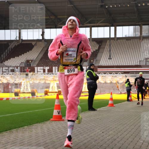 08.12.2024 - St. Pauli X-Mass-Run No. 14 Yannick Fuchs http://msf.ph/oto/7473331 08.12.2024 09:53:39 Ziel 183, 859, 1818, 2084, 2844, 3023 meine-sportfotos.de