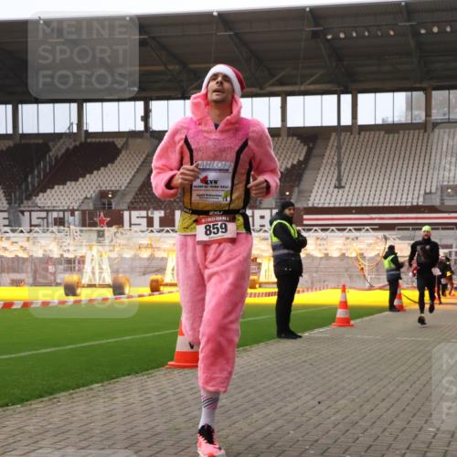 08.12.2024 - St. Pauli X-Mass-Run No. 14 Yannick Fuchs http://msf.ph/oto/7473334 08.12.2024 09:53:39 Ziel 183, 859, 1818, 2084, 2844, 3023 meine-sportfotos.de