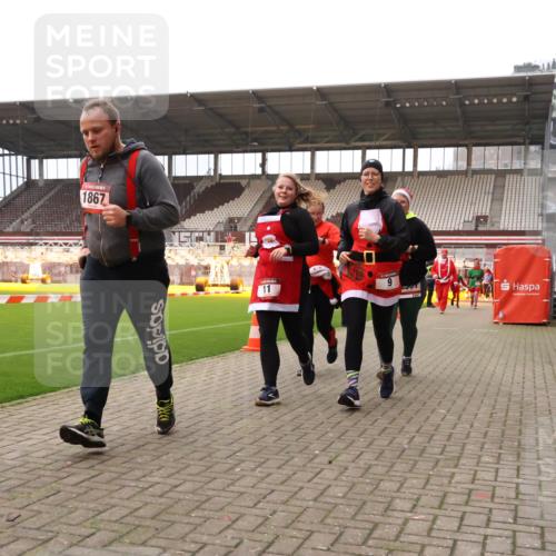 08.12.2024 - St. Pauli X-Mass-Run No. 14 Yannick Fuchs http://msf.ph/oto/7473338 08.12.2024 10:07:46 Ziel 9, 11, 1092, 1152, 1153, 1274, 1297, 1685, 1867, 2350, 2501, 2504, 2505, 3010, 3012 meine-sportfotos.de
