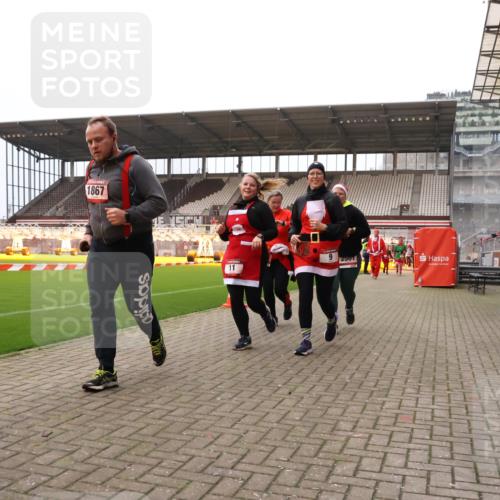 08.12.2024 - St. Pauli X-Mass-Run No. 14 Yannick Fuchs http://msf.ph/oto/7473341 08.12.2024 10:07:46 Ziel 9, 11, 1092, 1152, 1153, 1274, 1297, 1685, 1867, 2350, 2501, 2504, 2505, 3010, 3012 meine-sportfotos.de