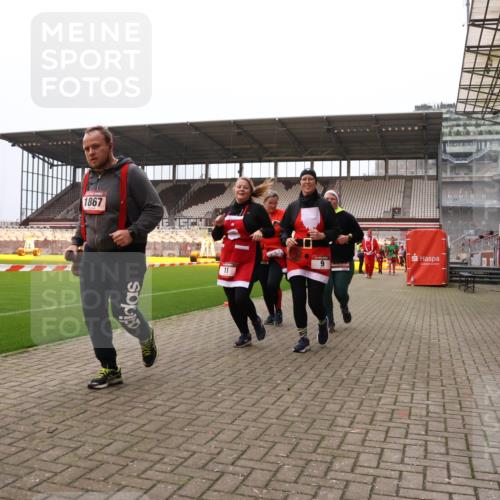 08.12.2024 - St. Pauli X-Mass-Run No. 14 Yannick Fuchs http://msf.ph/oto/7473345 08.12.2024 10:07:47 Ziel 9, 11, 1092, 1152, 1153, 1274, 1297, 1685, 1867, 2350, 2501, 2504, 2505, 3010, 3012 meine-sportfotos.de