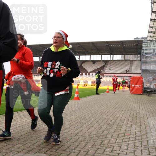 08.12.2024 - St. Pauli X-Mass-Run No. 14 Yannick Fuchs http://msf.ph/oto/7473374 08.12.2024 10:07:48 Ziel 9, 11, 1092, 1152, 1153, 1274, 1297, 1685, 1867, 2350, 2501, 2504, 2505, 3010, 3012 meine-sportfotos.de