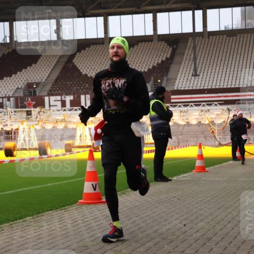 08.12.2024 - St. Pauli X-Mass-Run No. 14 Yannick Fuchs http://msf.ph/oto/7473405 08.12.2024 09:53:42 Ziel 859, 1818, 2844 meine-sportfotos.de