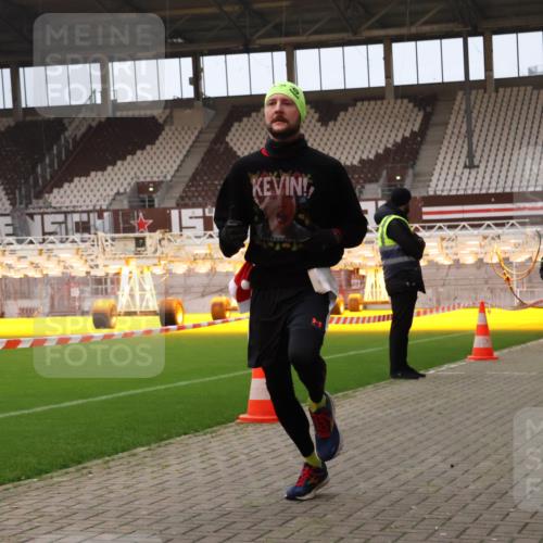 08.12.2024 - St. Pauli X-Mass-Run No. 14 Yannick Fuchs http://msf.ph/oto/7473414 08.12.2024 09:53:42 Ziel 859, 1818, 2844 meine-sportfotos.de