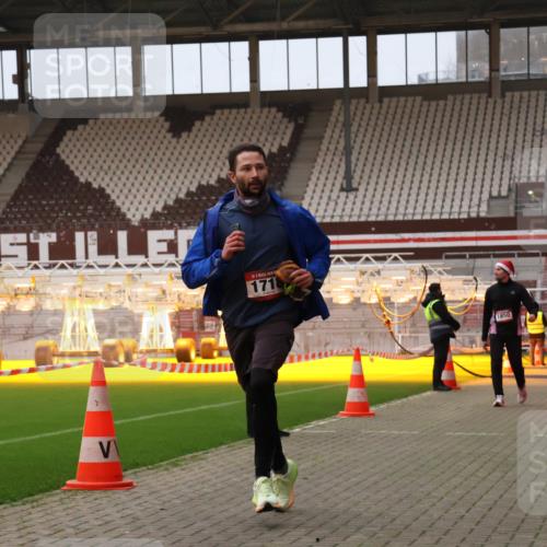 08.12.2024 - St. Pauli X-Mass-Run No. 14 Yannick Fuchs http://msf.ph/oto/7473578 08.12.2024 09:54:06 Ziel 216, 1718, 1850 meine-sportfotos.de