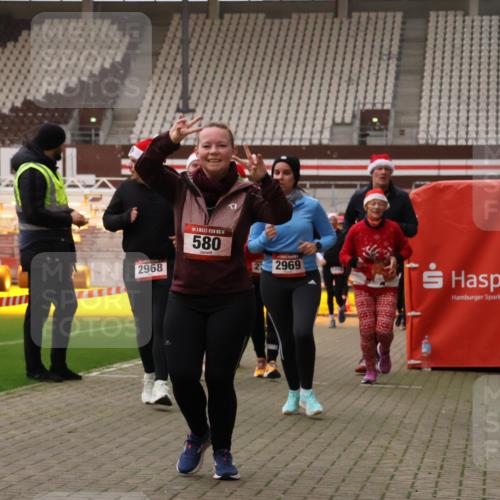 08.12.2024 - St. Pauli X-Mass-Run No. 14 Yannick Fuchs http://msf.ph/oto/7473599 08.12.2024 10:08:00 Ziel 9, 11, 83, 309, 328, 580, 1048, 1058, 1297, 1390, 2350, 2501, 2587, 2716, 2945, 2968, 2969, 3010, 3012 meine-sportfotos.de