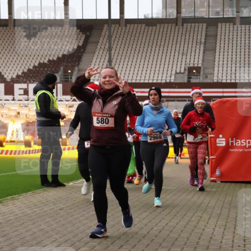 08.12.2024 - St. Pauli X-Mass-Run No. 14 Yannick Fuchs http://msf.ph/oto/7473609 08.12.2024 10:08:00 Ziel 9, 11, 83, 309, 328, 580, 1048, 1058, 1297, 1390, 2350, 2501, 2587, 2716, 2945, 2968, 2969, 3010, 3012 meine-sportfotos.de