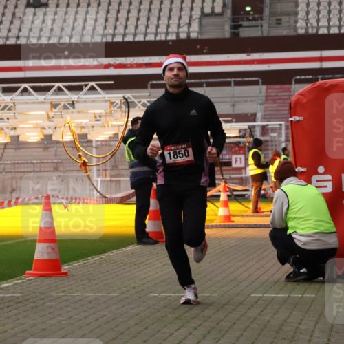 08.12.2024 - St. Pauli X-Mass-Run No. 14 Yannick Fuchs http://msf.ph/oto/7473630 08.12.2024 09:54:10 Ziel 216, 1718, 1850 meine-sportfotos.de