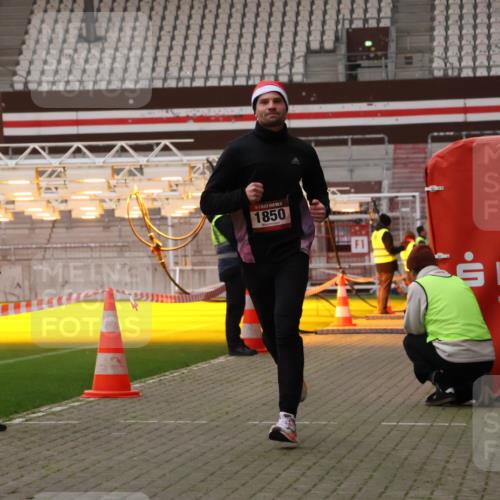 08.12.2024 - St. Pauli X-Mass-Run No. 14 Yannick Fuchs http://msf.ph/oto/7473640 08.12.2024 09:54:10 Ziel 216, 1718, 1850 meine-sportfotos.de