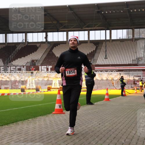 08.12.2024 - St. Pauli X-Mass-Run No. 14 Yannick Fuchs http://msf.ph/oto/7473656 08.12.2024 09:54:12 Ziel 1718, 1850 meine-sportfotos.de
