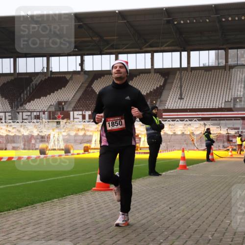 08.12.2024 - St. Pauli X-Mass-Run No. 14 Yannick Fuchs http://msf.ph/oto/7473659 08.12.2024 09:54:12 Ziel 1718, 1850 meine-sportfotos.de