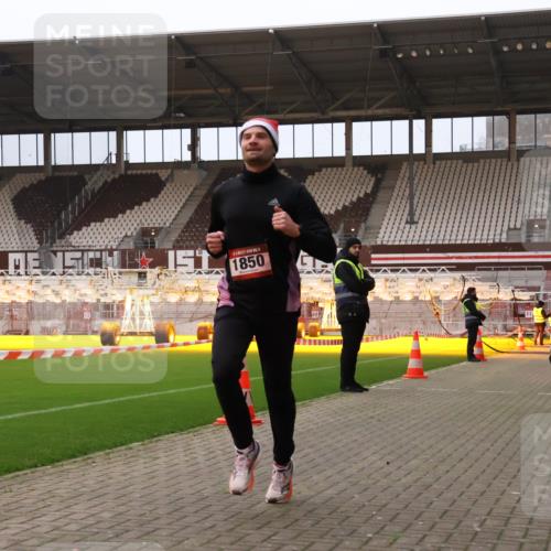 08.12.2024 - St. Pauli X-Mass-Run No. 14 Yannick Fuchs http://msf.ph/oto/7473663 08.12.2024 09:54:12 Ziel 1718, 1850 meine-sportfotos.de