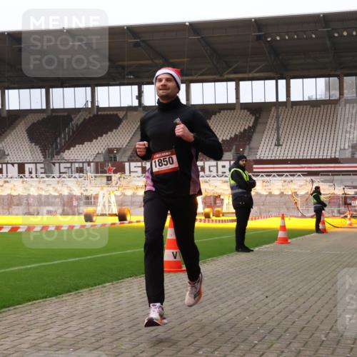 08.12.2024 - St. Pauli X-Mass-Run No. 14 Yannick Fuchs http://msf.ph/oto/7473667 08.12.2024 09:54:12 Ziel 1718, 1850 meine-sportfotos.de