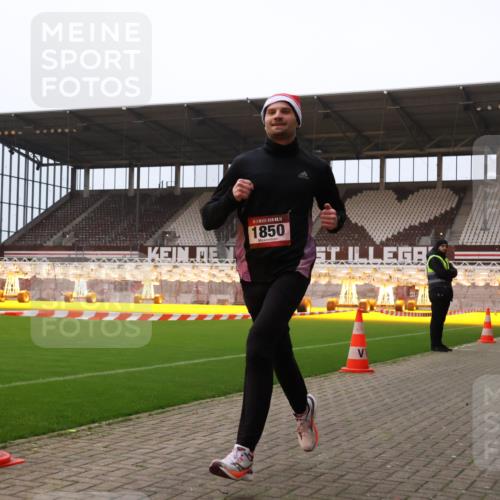 08.12.2024 - St. Pauli X-Mass-Run No. 14 Yannick Fuchs http://msf.ph/oto/7473675 08.12.2024 09:54:13 Ziel 1718, 1850 meine-sportfotos.de