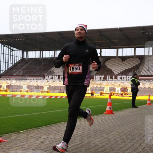08.12.2024 - St. Pauli X-Mass-Run No. 14 Yannick Fuchs http://msf.ph/oto/7473678 08.12.2024 09:54:13 Ziel 1718, 1850 meine-sportfotos.de