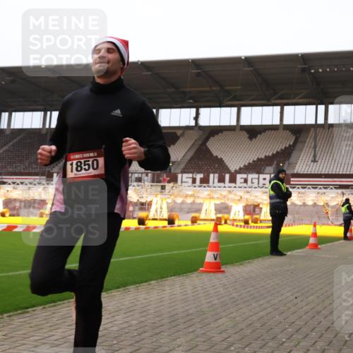 08.12.2024 - St. Pauli X-Mass-Run No. 14 Yannick Fuchs http://msf.ph/oto/7473685 08.12.2024 09:54:13 Ziel 1718, 1850 meine-sportfotos.de