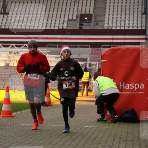 08.12.2024 - St. Pauli X-Mass-Run No. 14 Yannick Fuchs http://msf.ph/oto/7473694 08.12.2024 09:54:33 Ziel 185, 1863, 1948, 2588 meine-sportfotos.de