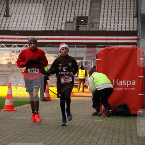 08.12.2024 - St. Pauli X-Mass-Run No. 14 Yannick Fuchs http://msf.ph/oto/7473699 08.12.2024 09:54:33 Ziel 185, 1863, 1948, 2588 meine-sportfotos.de