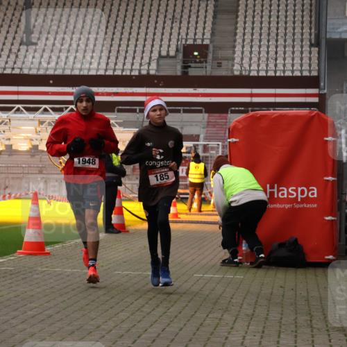 08.12.2024 - St. Pauli X-Mass-Run No. 14 Yannick Fuchs http://msf.ph/oto/7473702 08.12.2024 09:54:33 Ziel 185, 1863, 1948, 2588 meine-sportfotos.de