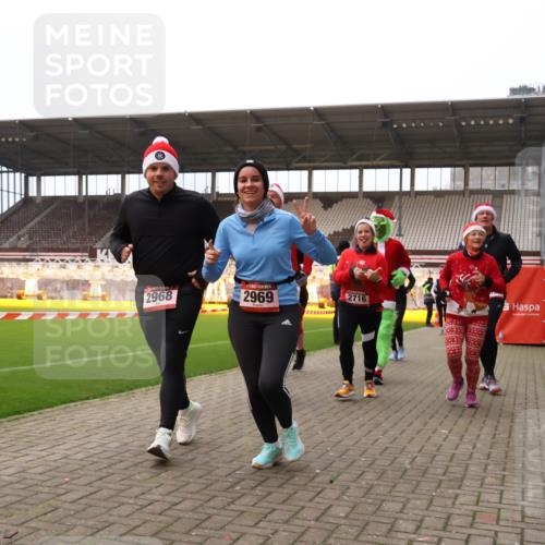 08.12.2024 - St. Pauli X-Mass-Run No. 14 Yannick Fuchs http://msf.ph/oto/7473711 08.12.2024 10:08:03 Ziel 83, 309, 328, 580, 690, 1048, 1058, 1297, 1390, 2587, 2716, 2945, 2961, 2964, 2968, 2969, 3010, 3012 meine-sportfotos.de
