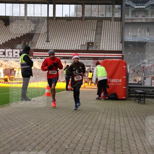 08.12.2024 - St. Pauli X-Mass-Run No. 14 Yannick Fuchs http://msf.ph/oto/7473713 08.12.2024 09:54:34 Ziel 185, 1863, 1948, 2588, 2891 meine-sportfotos.de